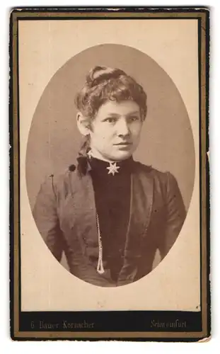 Fotografie Bauer Kornacher, Schweinfurt, Hellersgasse 9, Portrait junge Dame mit Hochsteckfrisur