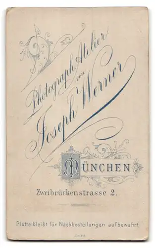 Fotografie Joseph Werner, München, Zweibrückenstrasse 2, Portrait junger Herr in zeitgenössischer Kleidung