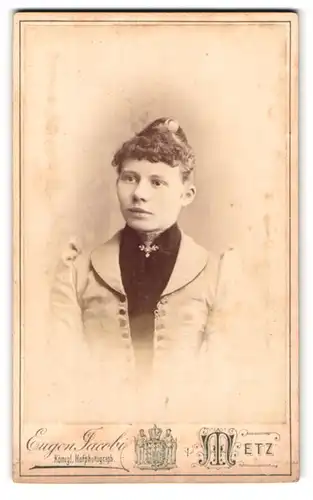 Fotografie Eugen Jacobi, Metz, Portrait junge Dame mit hochgestecktem Haar