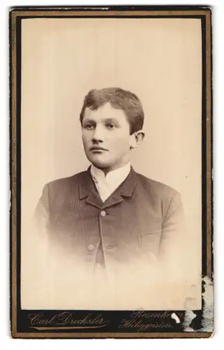 Fotografie Carl Drechsler, Rosenheim, Heiliggeiststrasse 16 1 / 2, Portrait junger Mann im Anzug mit Krawatte