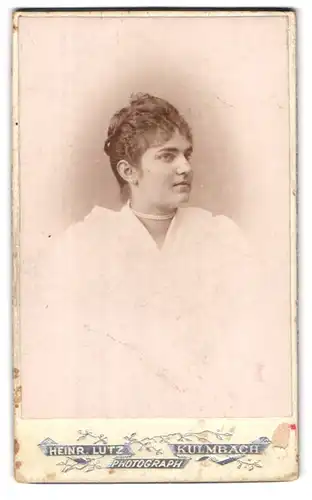 Fotografie Heinr. Lutz, Kulmbach, Portrait junge Dame mit hochgestecktem Haar