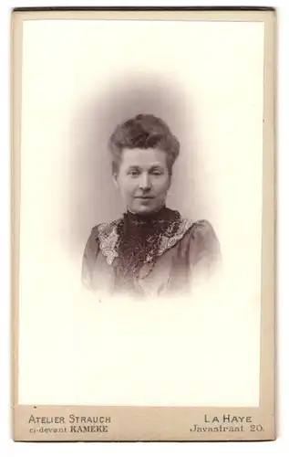 Fotografie Atelier Strauch, La Haye, Javastraat 20, Portrait junge Dame in hübscher Kleidung