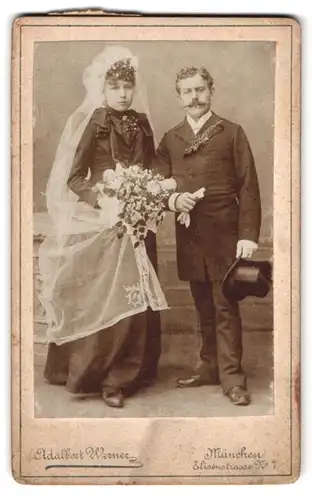 Fotografie Adalbert Werner, München, Elisenstrasse 7, Portrait bürgerliches Paar in Hochzeitskleidung mit Blumenstrauss