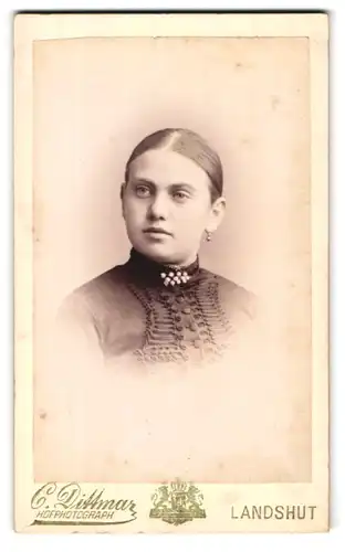 Fotografie C. Dittmar, Landshut, Portrait junge Dame mit zurückgebundenem Haar