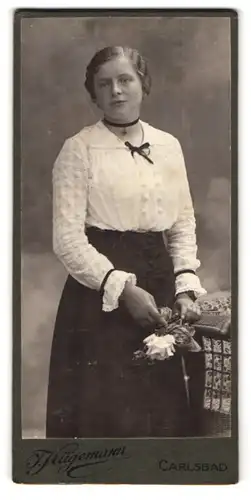 Fotografie J. Kügemann, Carlsbad, Portrait junge Dame in hübscher Bluse mit Blume