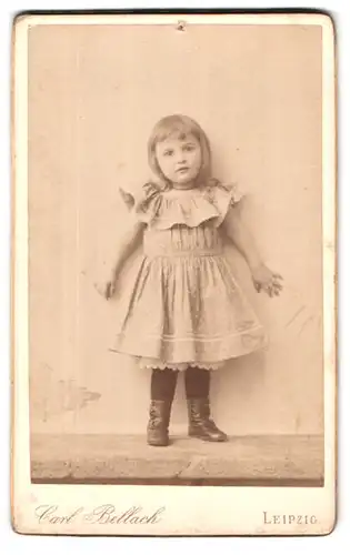 Fotografie Carl Bellach, Leipzig, Gellert-Strasse 12, Portrait kleines Mädchen im hübschen Kleid