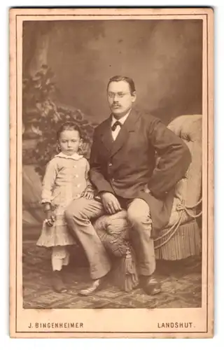 Fotografie J. Bingenheimer, Landshut, Portrait bürgerlicher Herr mit kleinem Mädchen