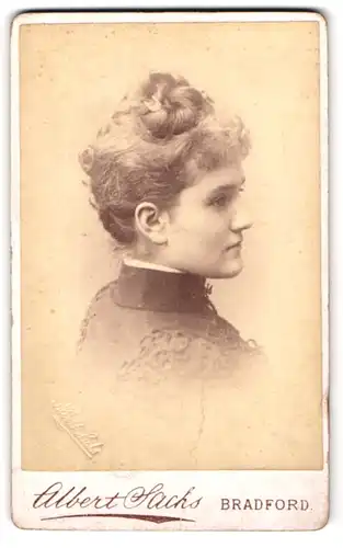 Fotografie Albert Sachs, Bradford, Portrait junge Dame mit hochgestecktem Haar