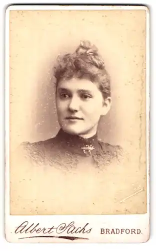 Fotografie Albert Sachs, Bradford, Portrait junge Dame mit hochgestecktem Haar