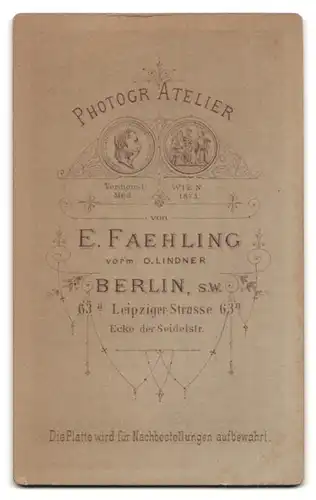 Fotografie E. Faehling, Berlin, Leipziger-Strasse 63 a, Portrait junge Dame mit Kragenbrosche und Kreuzkette