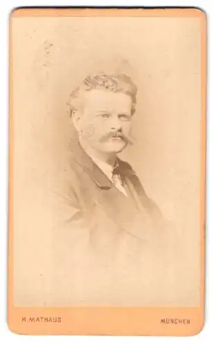 Fotografie H. Mathaus, München, Maximilianstrasse 13, Portrait modisch gekleideter Herr mit Schnurrbart