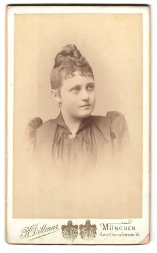 Fotografie Bernh. Dittmar, München, Amalienstrasse 6, Portrait junge Dame mit Hochsteckfrisur