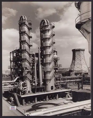 Fotografie Fotograf unbekannt, Ansicht Gelsenkirchen, Raffinerie der Mobil-Ölgesellschaft, Grossformat 29 x 22cm