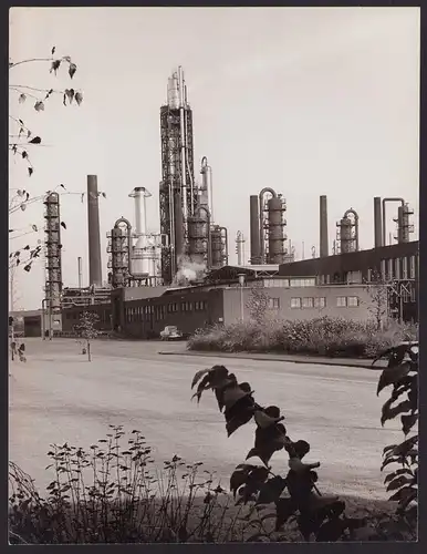 Fotografie Fotograf unbekannt, Ansicht Gelsenkirchen, Fabrikanlagen einer Raffinerie, Grossformat 29 x 22cm