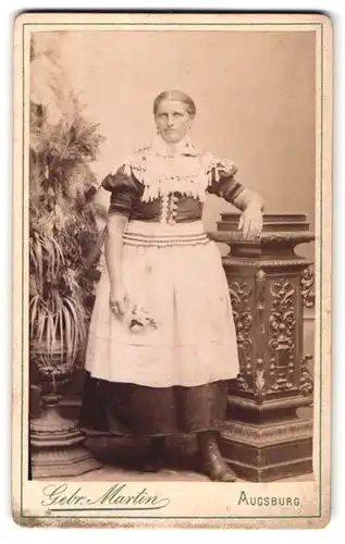 Fotografie Gebr. Martin, Augsburg, Bahnhofstr., Portrait Frau in bayrischer Tracht im Atelier stehend