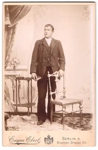 Fotografie Eugen Ebert, Berlin, Brunnen-Str. 165, Portrait junger Mann im Anzug mit Weste stehend im Atelier