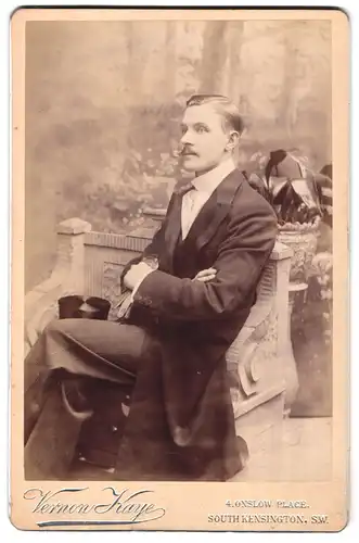 Fotografie Vernon Kaye, South Kensington, 4 Onslow Place, Portrait junger Mann im Anzug mit Schauzbart und Zylinder