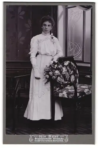 Fotografie Otto Meier, Dippoldiswalde, Niederthorstr. Portrait junge Frau im weissen Kleid mit Handschuhen
