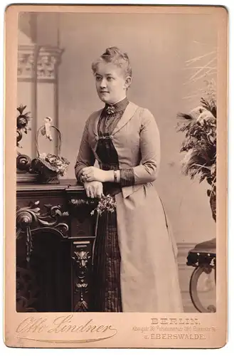 Fotografie Otto Lindner, Berlin, Königstr. 30, Portrait junge Frau im gerafften Kleid mit Hochsteckfrisur