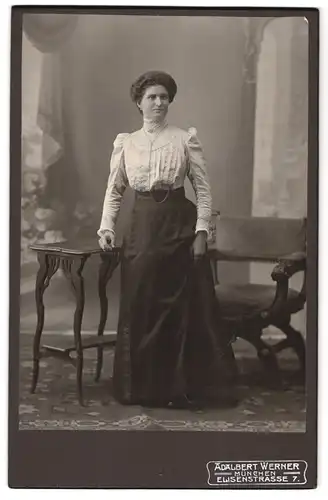 Fotografie Adalber Werner, München, Elisenstr. 7, Portrait Frau Trollman in weisser Bluse mit schwarzem Rock im Atelier