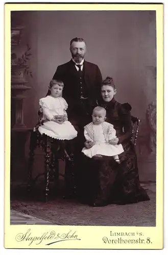 Fotografie Stapelfeld & Co., Limbach i. S., Dorotheenstr. 8, Portrait Vater und Mutter samt Kindern, Anzug mit Krawatte