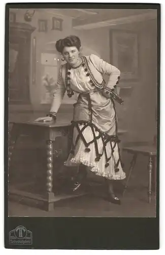 Fotografie Hermann Tietz, München, Bahnhofplatz, Portrait Frau als Vagabundin verkleidet zum Fasching mit Tamburin