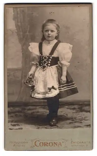 Fotografie Atelier Corona, Zwickau i. S., Wilhelmstr. 7, Portrait kleines Mädchen im Kostüm zum Fasching