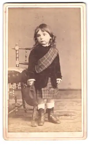 Fotografie Fr. Haarstick, Düsseldorf, Victoriastr. 14, Portrait Mädchen im Schotten Kostüm zum Fasching, Kilt