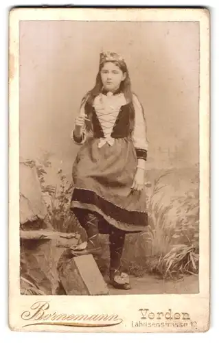 Fotografie Bornemann, Verden, Lahusenstr. 10, Portrait Mädchen als Vagabundin im Kostüm zum Fasching