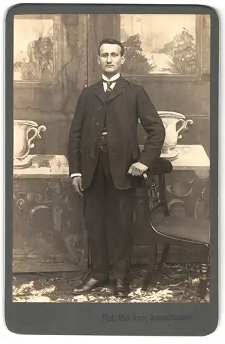 Fotografie Max Koch, Benneckenstein, Mann im Nadelstreifenanzug mit Weste und Krawatte