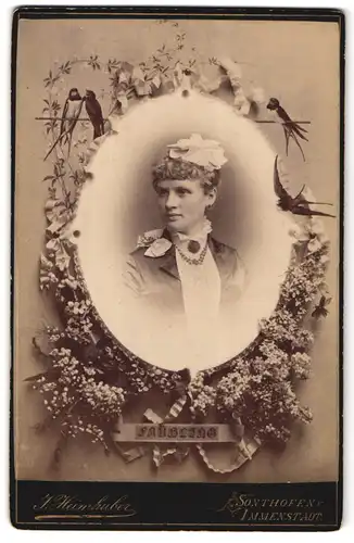 Fotografie J. Heimhuber, Sonthofen, Portrait junge Frau im seidenen Kleid mit Haarschleife und Brosche