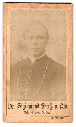 Fotografie B. Burger, Passau, Portrait Bischof Dr. Sigismund Freih. v. Ow im Talar mit Kette