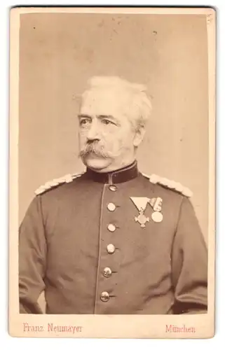 Fotografie Franz Neumayer, München, Neuhauserstr. 29, Portrait General-Major in Uniform mit Orden und Schnauzbart