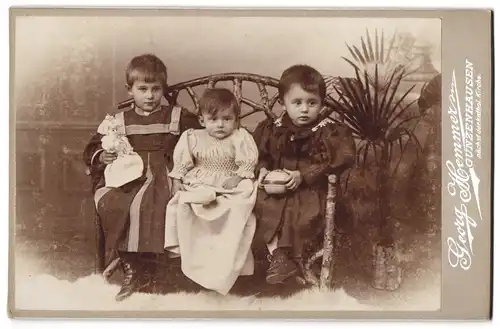 Fotografie Georg Hemmer, Gunzenhausen, nächst der kathol. Kirche, Portrait Geschwister sitzen auf einer Bank, Puppe