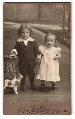 Fotografie Oskar Weicht, Hamburg-Eilbeck, Wandsbeker Chaussee 212, Portrait Kinder in Kleid und Anzug mit Spielzeughund