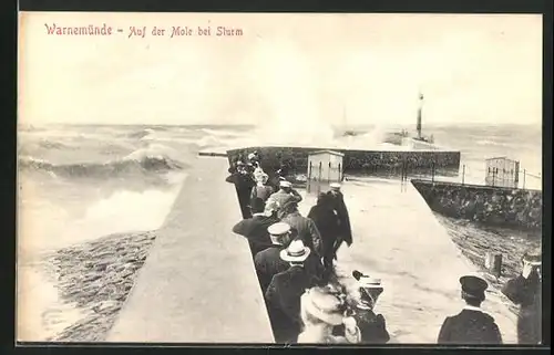 AK Warnemünde, Auf der Mole bei Sturm