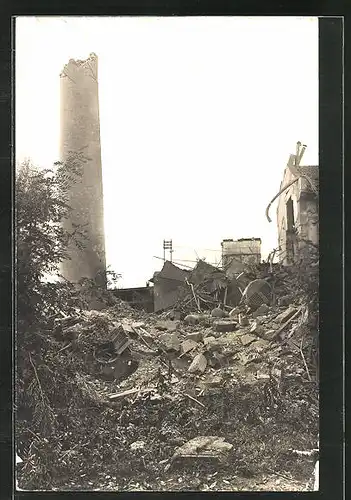 Foto-AK Lille, Ortspartie mit Turm in Trümmern