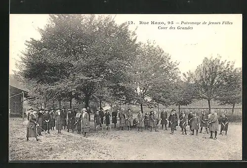 AK Paris, patronage de jeunes Filles, Cour des Grandes