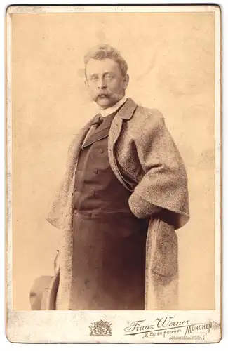 Fotografie Franz Werner, München, Schwanthaler-Strasse 1, Portrait modisch gekleideter Herr mit Schnauzbart