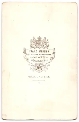 Fotografie Franz Werner, München, Schwanthaler-Strasse 1, Portrait modisch gekleideter Herr mit Schnauzbart