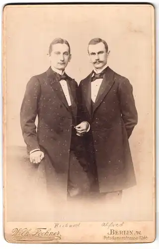 Fotografie Wilh. Fechner, Berlin-W, Potsdamer-Strasse 134 a, Portrait zwei junge Herren in eleganter Kleidung