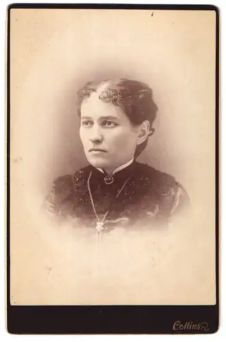 Fotografie E. M. Collins, Oswego, N. Y., Portrait junge Dame in hübscher Kleidung