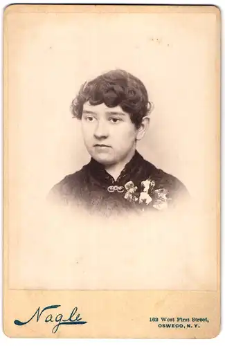 Fotografie Nagle, Oswego, N. Y., 162 West First Street, Portrait junge Dame in hübscher Kleidung