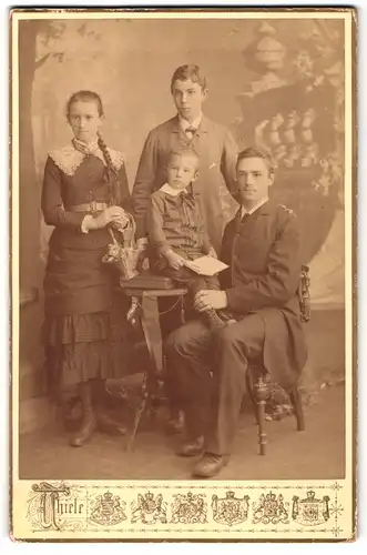 Fotografie Hugo Thiele, Frankfurt a. M., Kaiserstrasse 29, Portrait zwei junge Männer und Mädchen mit kleinem Jungen