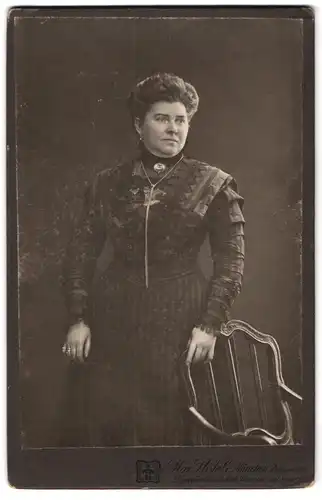 Fotografie Max Höfele, München, Dachauer-Strasse 25, Portrait bürgerliche Dame im modischen Kleid