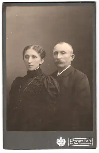 Fotografie E. Rudolph, Hof i / B., Altstadt-Lorenzstrasse 3, Portrait bürgerliches Paar in eleganter Kleidung