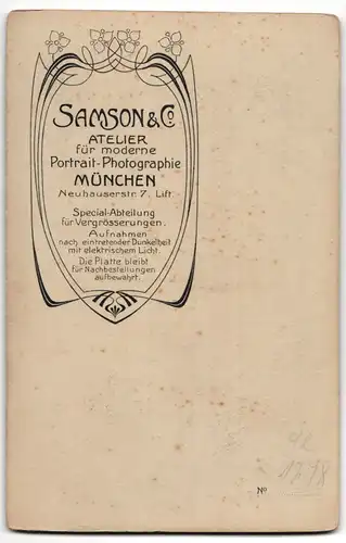 Fotografie Samson & Co., München, Neuhauserstrasse 7, Portrait Kommunikant mit Kerze und Gebetsbuch