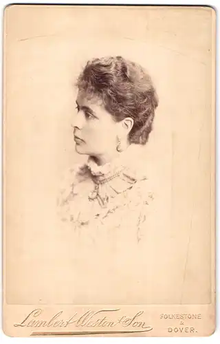 Fotografie Lambert Weston & Son, Folkestone, Portrait bürgerliche Dame mit Halskette