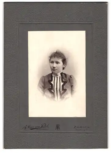 Fotografie A. Meier von Tobel, Zürich, Rennweg 4, Portrait junge Dame im modischen Kleid