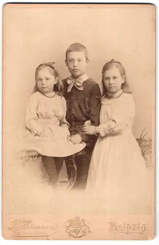 Fotografie R. Herrmann, Leipzig, Wintergarten-Strasse 9, Portrait Kinderpaar und kleines Mädchen in hübscher Kleidung
